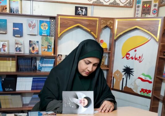 “شهید جمهور”سروده های ام البنین بهرامی در نمایشگاه کتاب درخشید